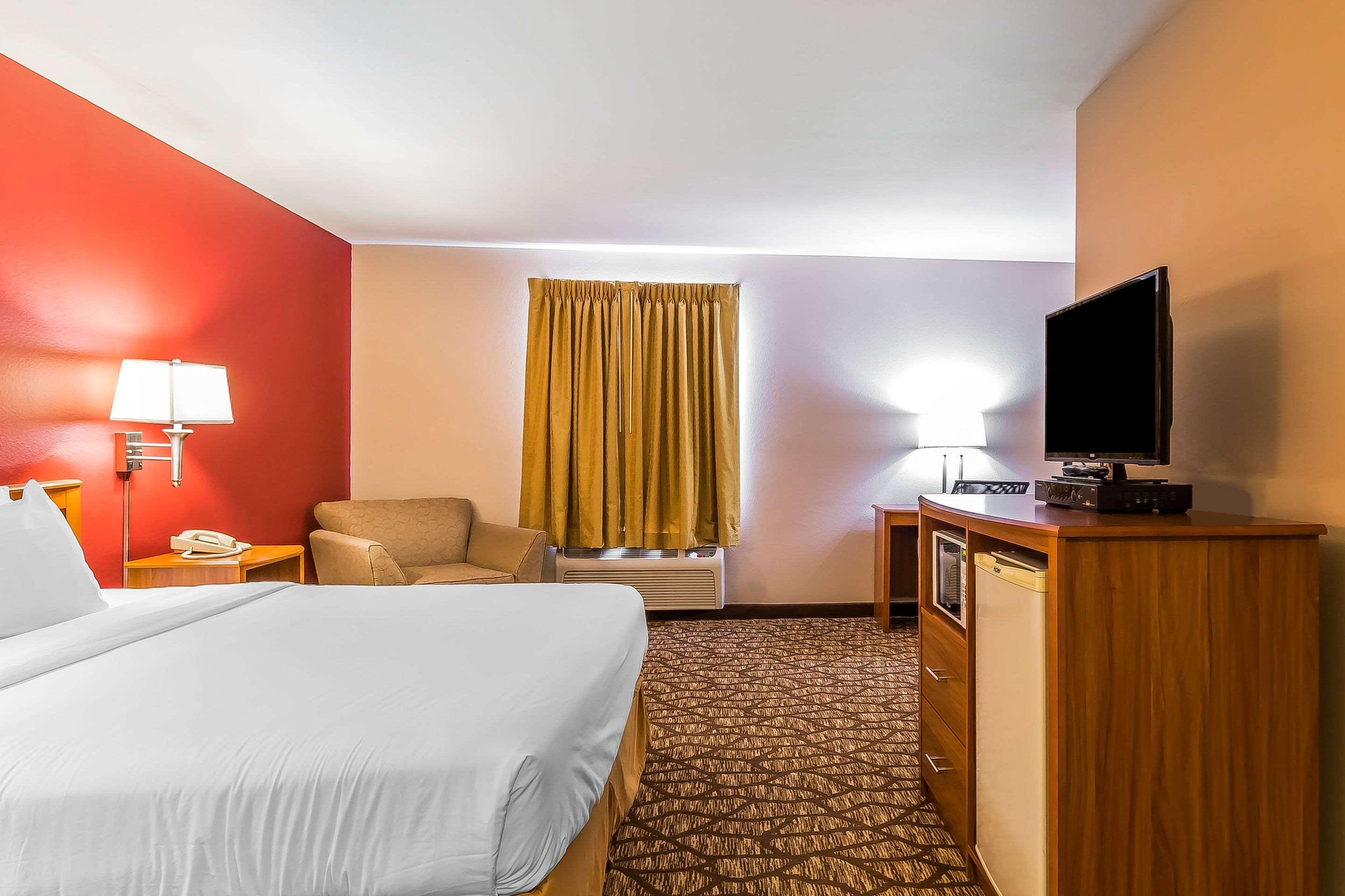 Quality Inn & Suites Chesterfield Village Springfield Exterior photo