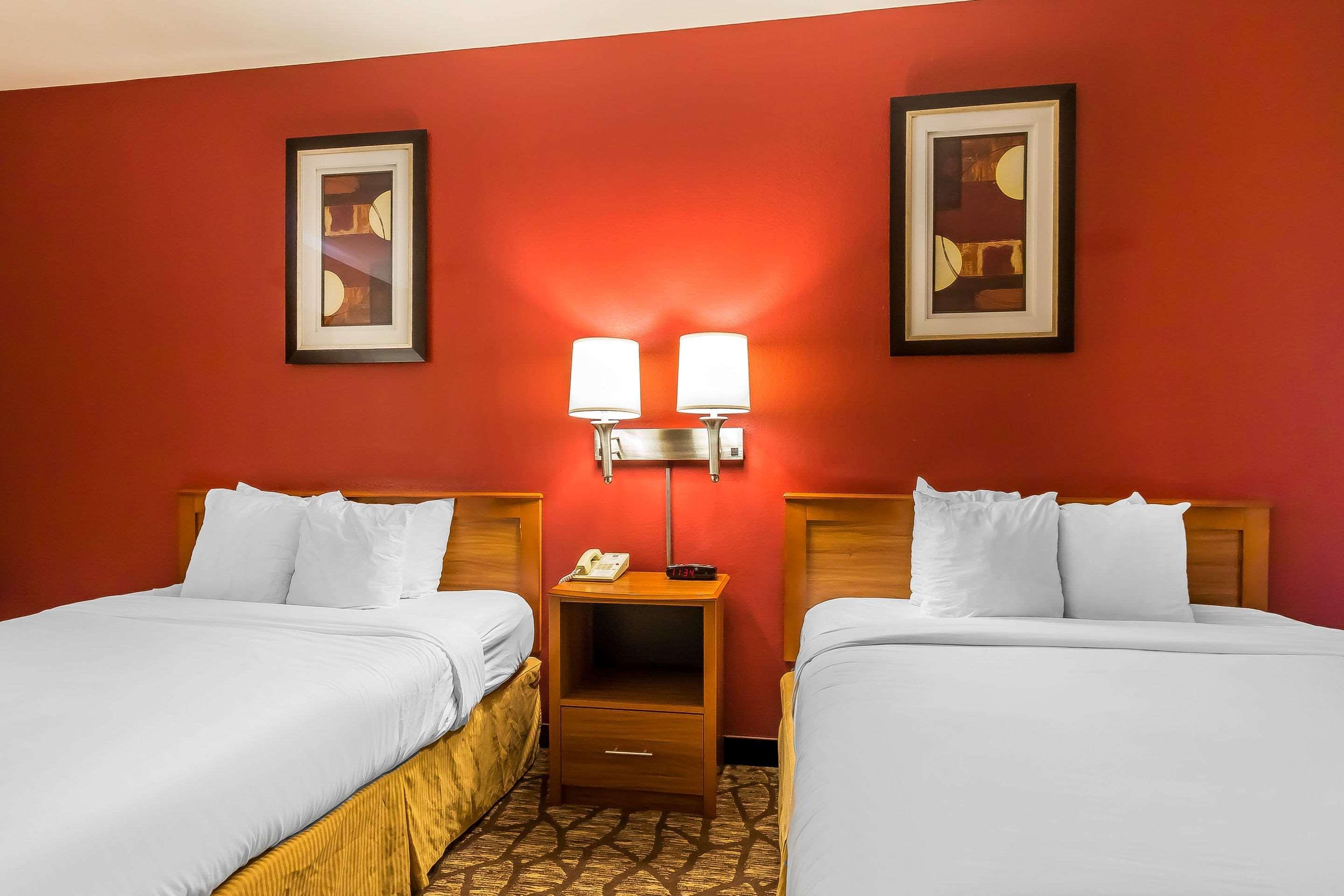Quality Inn & Suites Chesterfield Village Springfield Exterior photo