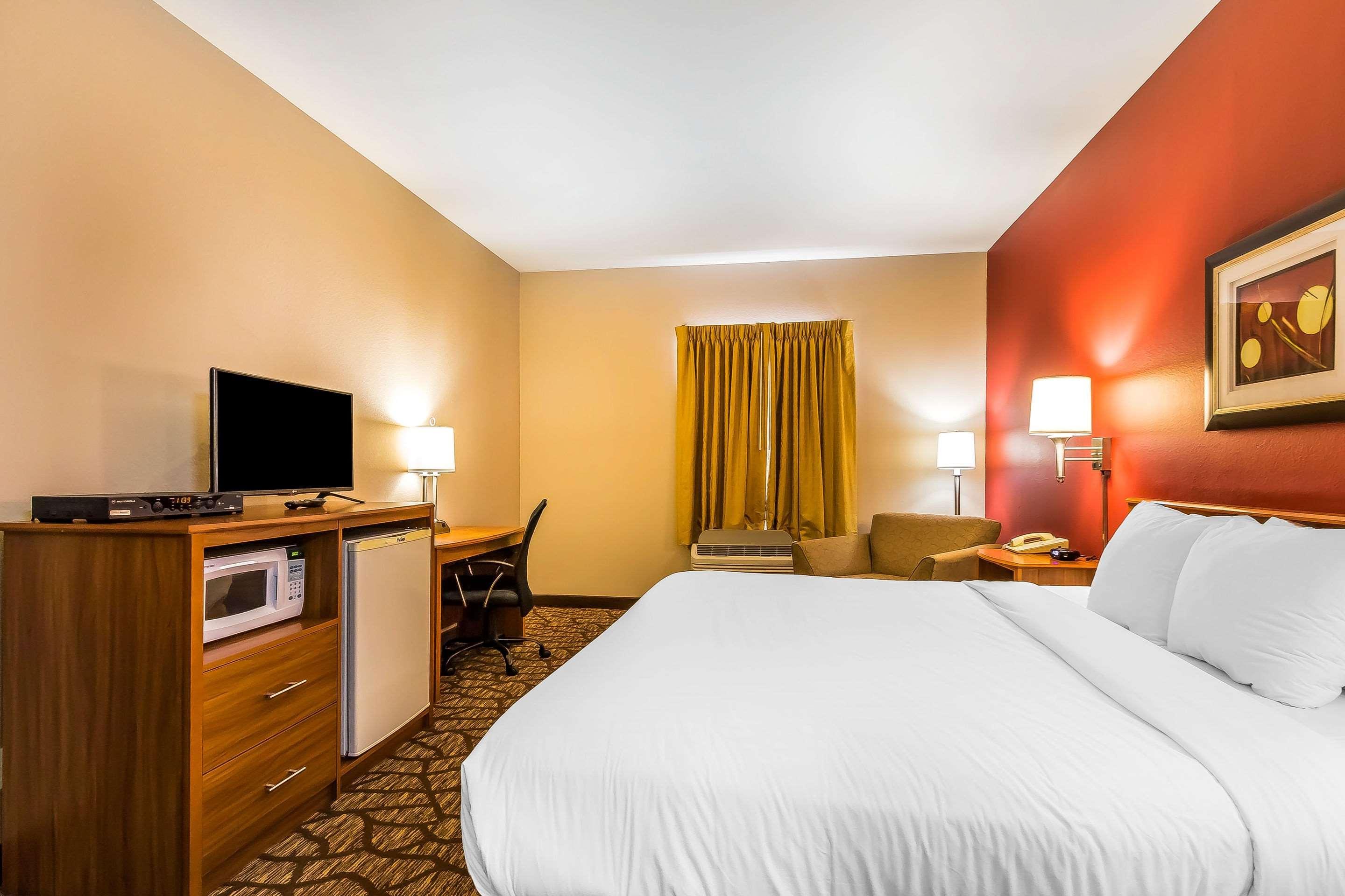 Quality Inn & Suites Chesterfield Village Springfield Exterior photo